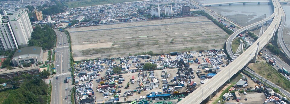 ▲ 송도 석산 주변지역 도시개발 사업구역 예정지인 한국토지주택 땅(가운데 나대지)이 송도구역 도시개발사업 터 사이에 알박기 인양 끼어있다. /인천일보DB