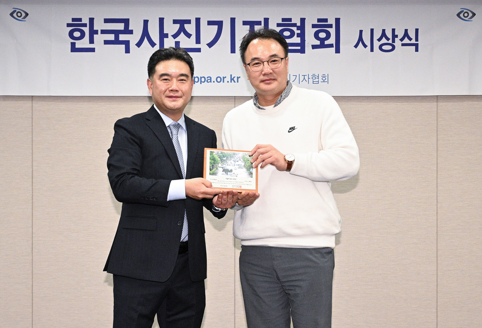 ▲ 인천일보 양진수(오른쪽) 기자가 지난 24일 서울 프레스센터에서 열린 한국사진기자협회 ‘제272회 이달의 보도사진상’ 시상식에서 뉴스 부문 우수상을 수상한 뒤 이호재 한국사진기자협회장과 기념촬영을 하고 있다. /사진제공=한국사진기자협회