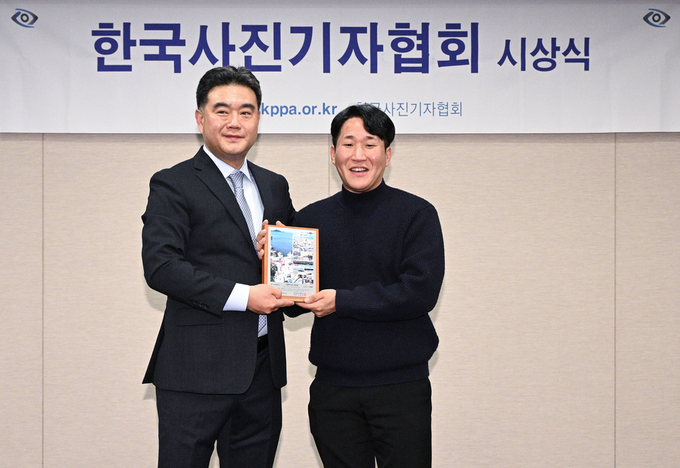 ▲ 인천일보 이재민(오른쪽) 기자가 지난 24일 서울 프레스센터에서 열린 한국사진기자협회 ‘제271회 이달의 보도사진상’ 시상식에서 스토리 부문 우수상을 수상한 뒤 이호재 한국사진기자협회장과 기념촬영을 하고 있다. /사진제공=한국사진기자협회