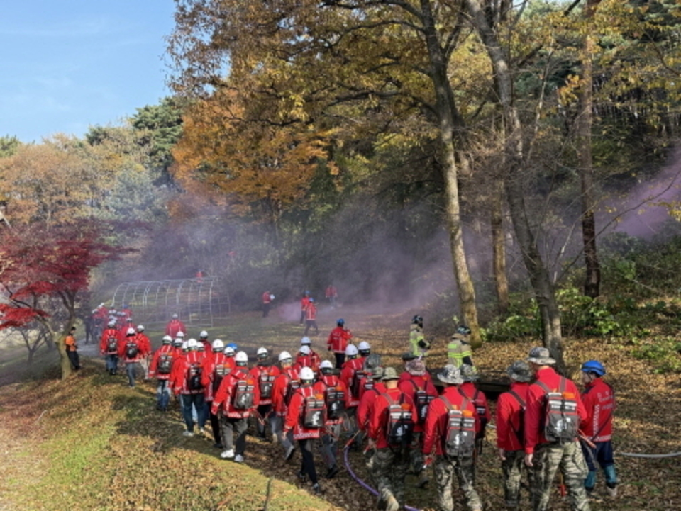 ▲ 인천시는 지난 13일 강화군 마니산에서 실전형 산불 진화 통합훈련을 실시해 유관기관 간 대응 체계를 점검했다. /사진제공=인천시