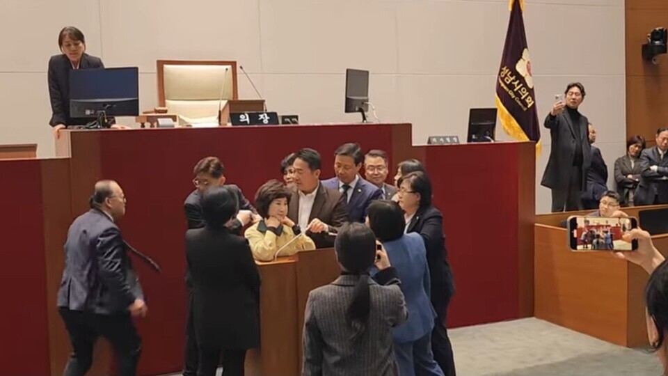 ▲ 성남시의회 더불어민주당 이군수(왼쪽) 의원이 24일 밤 시의회 본회의장에서 국민의힘 안광림 부의장이 이영경(무소속) 의원 등의 상임위 변경 안 의결을 강행하려 하자 강력히 항의하며 저지하고 있다. /김규식 기자 kgs@incheonilbo.com