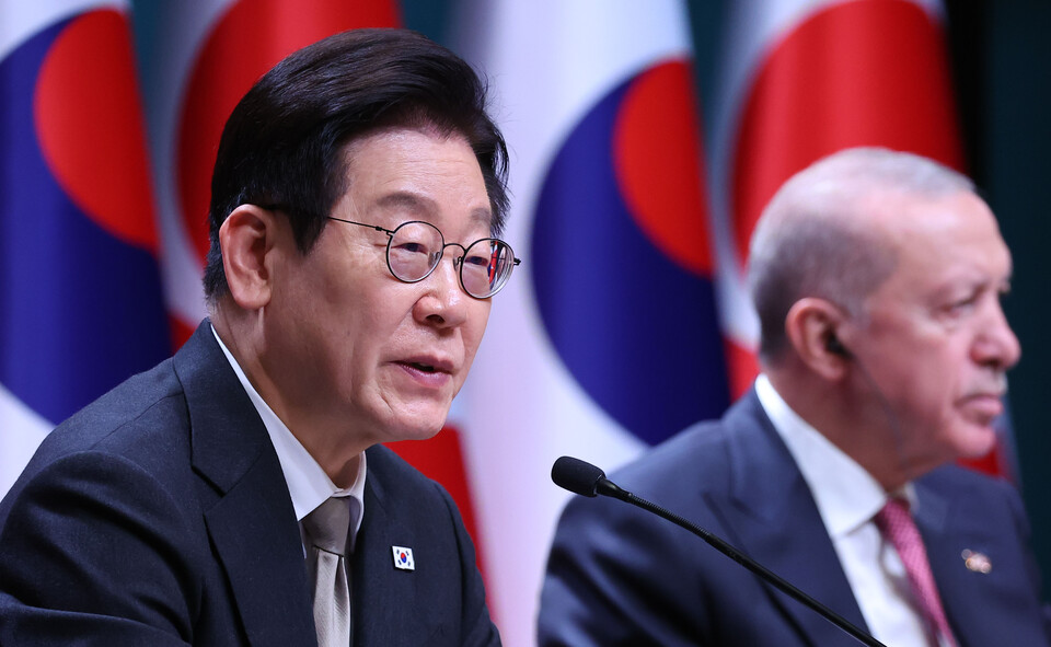 ▲ 이재명 대통령이 24일(현지시간) 튀르키예 앙카라 대통령궁에서 레제프 타이이프 에르도안 대통령과 공동언론발표를 하고 있다. /연합뉴스