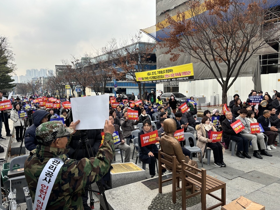 ▲ 25일 인천 서구 심곡동 서구청 일대에서 ‘수도권매립지관리공사(공사) 이관 촉구 및 생활폐기물 직매립 금지 유예 반대’ 인천시민 결의대회가 진행되고 있다.