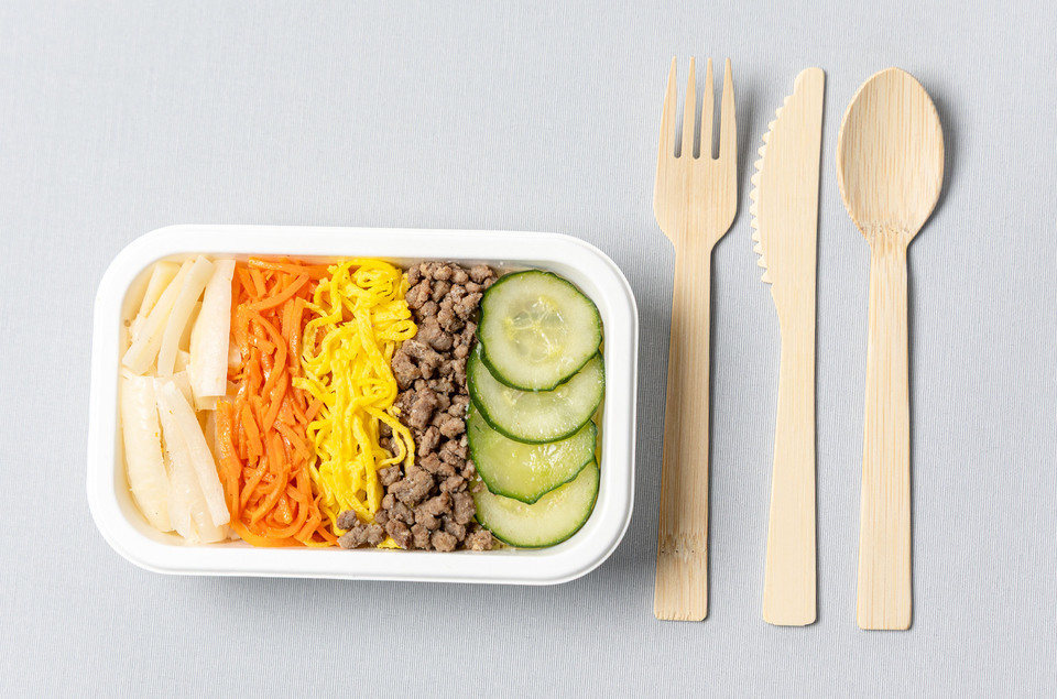 ▲대한항공이 신규로 도입하는 친환경 기내식 용기. /시진제공=대한항공