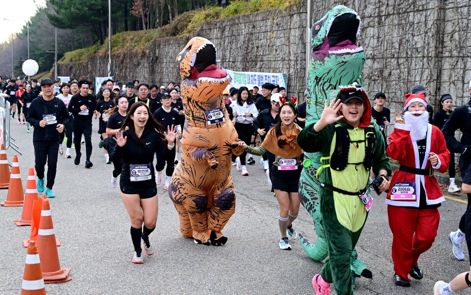 ▲ 지난 23일 인천 미추홀구 문학경기장에서 '2025 인천마라톤' 참가자들이 각양각색으로 레이스를 즐기고 있다. /사진제공=인천시