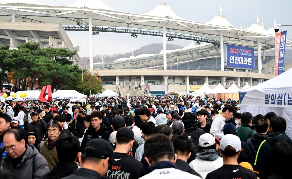 ▲ 지난 23일 인천 미추홀구 문학경기장에 2만여명이 몰린 가운데 국제 공인 인천 유일 풀코스 대회인 '2025 인천마라톤'이 성황리에 개최되고 있다. /사진제공=인천시