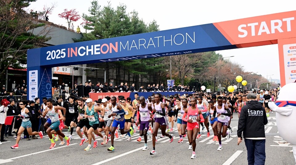 ▲ 지난 23일 인천 미추홀구 문학경기장에서 열린 '2025 인천마라톤'에서 참가 선수들이 출발하고 있다. /사진제공=인천시