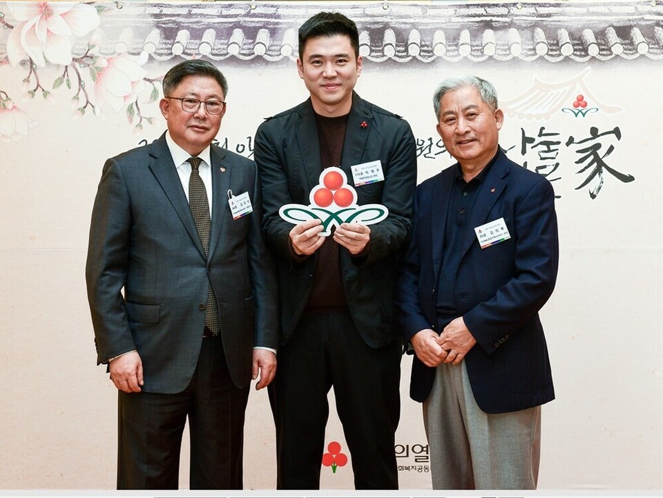 ▲ 인천 '나눔명문家'인 김의식 인천 아너클럽 대표 가정(왼쪽부터 김의식, 박명주, 김의복 아너). /사진제공=인천사회복지공동모금회
