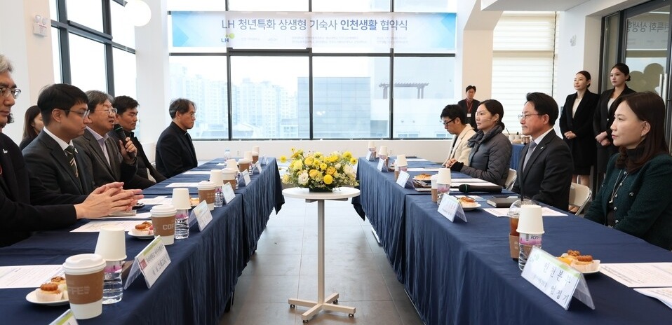 ▲ 한국토지주택공사(LH) 인천지역본부는 25일 인하대, 인천가톨릭대, 재능대, 인천글로벌캠퍼스 내 한국뉴욕주립대, 유타대 아시아캠퍼스, 한국조지메이슨대, 겐트대 글로벌캠퍼스 등 7개 대학과 'LH 청년특화 상생형 기숙사 인천생활 협약식'을 진행했다. /사진제공=한국토지주택공사 인천지역본부