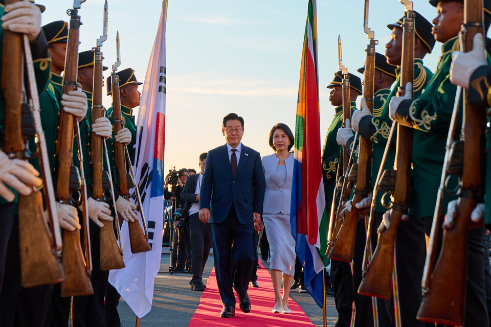 ▲ 주요 20개국(G20) 정상회의 일정을 마친 이재명 대통령과 김혜경 여사가 23일(현지시간) 다음 국빈 방문지인 튀르키예로 가기 위해 남아프리카공화국 요하네스버그 OR탐보 국제공항에서 공군 1호기로 향하고 있다. /연합뉴스