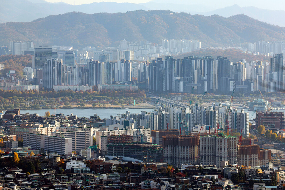 ▲ 10ㆍ15 부동산 대책 발표 전후로 아파트 매매가격이 크게 오른 지난달 아파트를 포함한 서울의 집값 상승 폭이 전월의 2배 수준을 기록한 것으로 나타났다. 사진은 17일 서울 남산에서 바라본 서울 시내 아파트. /연합뉴스