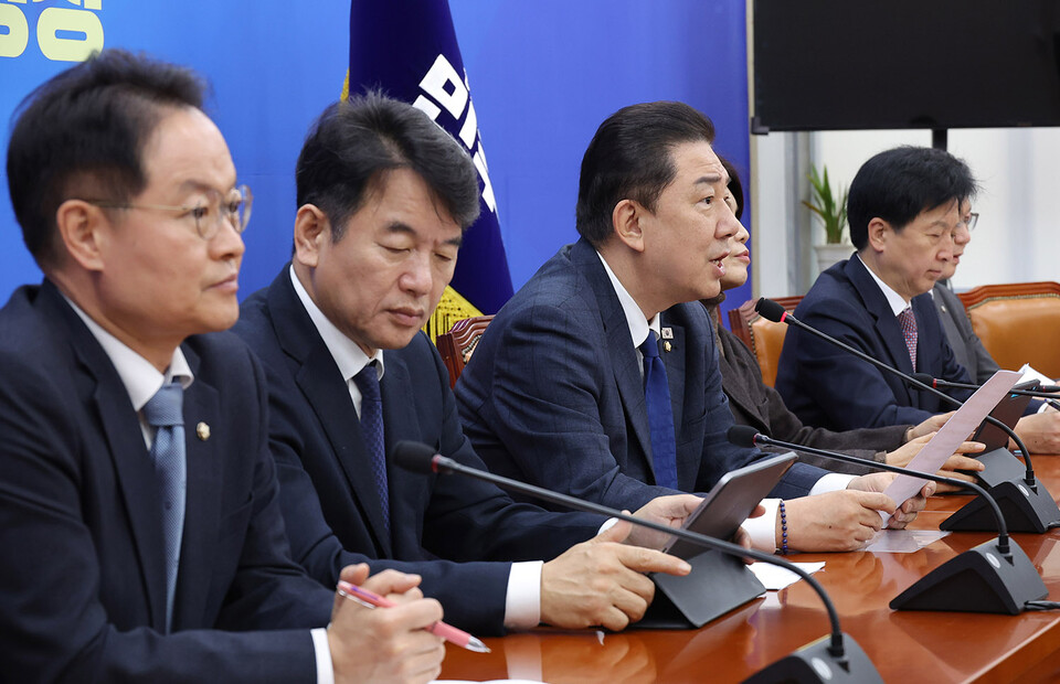 ▲ 더불어민주당 김병기 원내대표가 25일 서울 여의도 국회에서 열린 원내대책회의에서 발언하고 있다. /연합뉴스