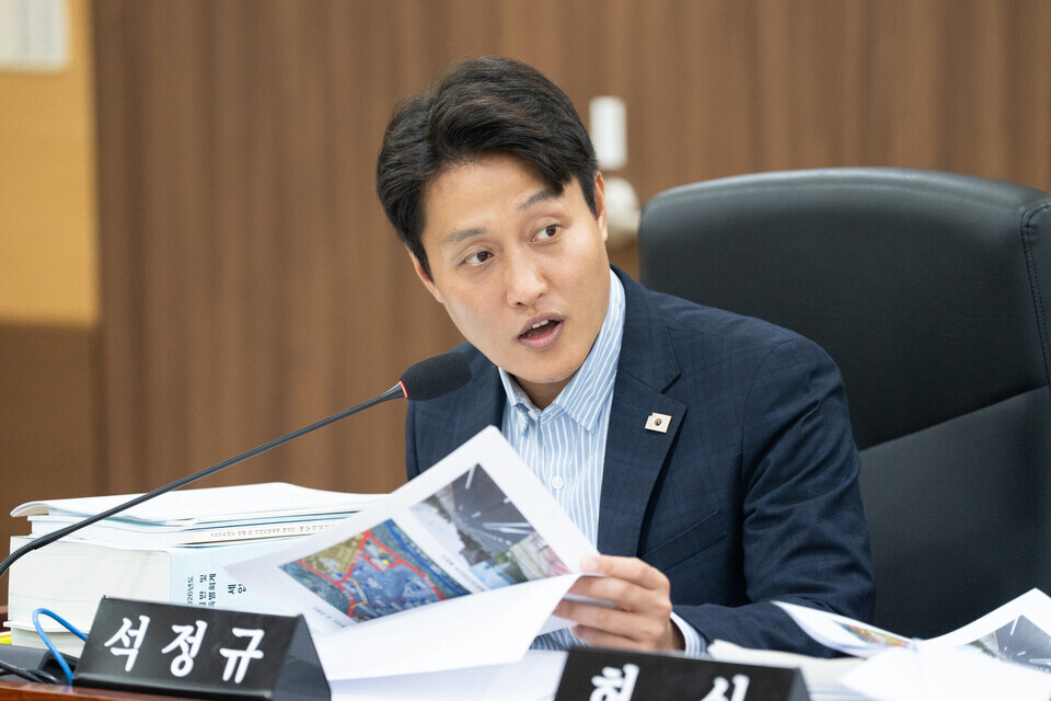 ▲ 인천시의회 건설교통위원회 소속 석정규(더불어민주당·계양구3) 의원이 25일 열린 제305회 정례회 3차 회의에서 인천시 도시계획국이 제출한 올해 제3회 추가경정예산안과 내년도 예산안에 대해 질의하고 있다. /사진제공=인천시의회