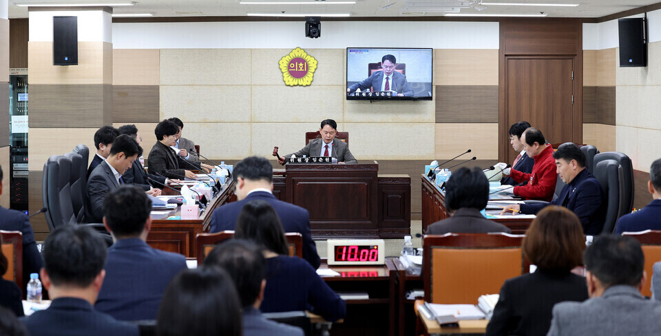 ▲ 인천시의회 운영위원회가 지난 20일 정례회에서 안건을 심의하고 있다. /사진제공=인천시의회