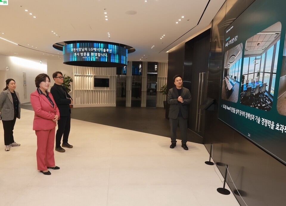 ▲ 신계용 과천시장이 25일 LG에너지솔루션을 방문과 관계자로부터 설명을 듣고 있다. /사진제공=과천시   