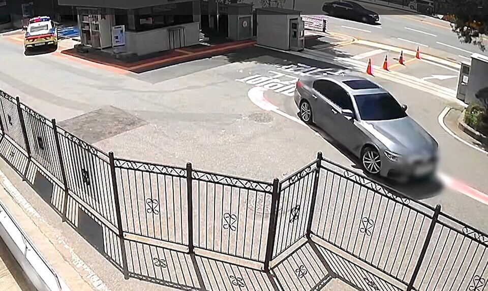 ▲ 술에 취한 운전자가 차를 몰고 일산동부경찰서 주차장에 진입하는 모습. /사진제공=북부경찰청