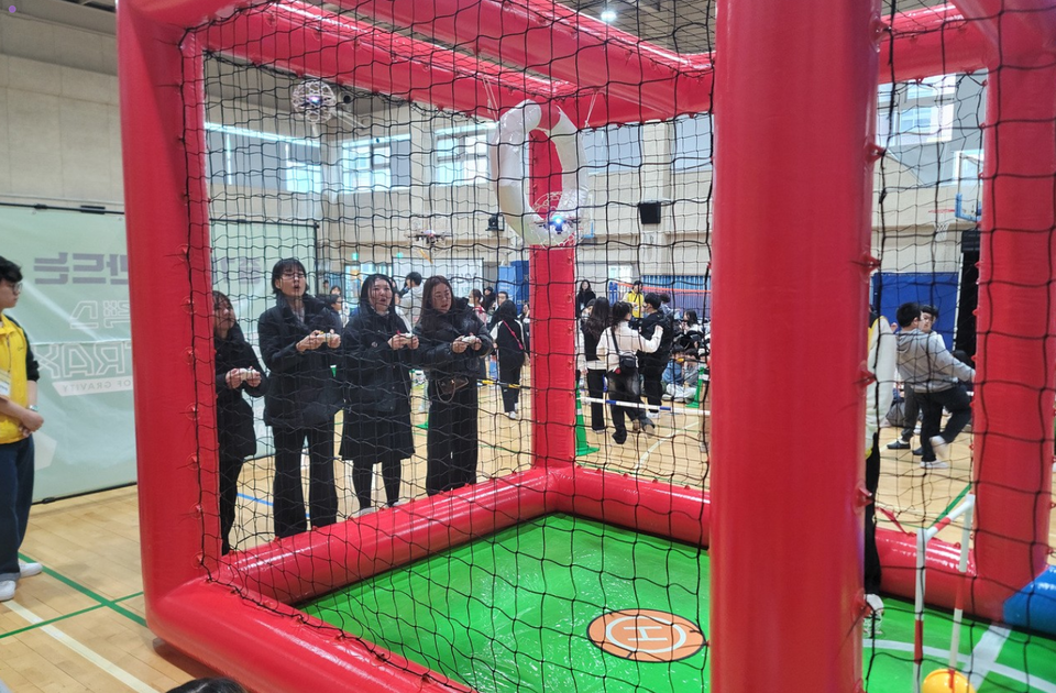 ▲ 가현초등학교 학생들이 ‘2025 디지털 가현! 미래교육 체험 페스티벌’ 을 진행하고 있다./사진제공=가현초등학교