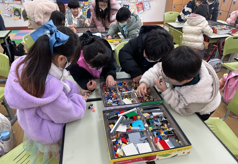 ▲ 가현초등학교 학생들이 ‘2025 디지털 가현! 미래교육 체험 페스티벌’ 을 진행하고 있다. /사진제공=가현초등학교