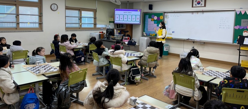 ▲ 가현초등학교 학생들이 ‘2025 디지털 가현! 미래교육 체험 페스티벌’ 을 진행하고 있다. /사진제공=가현초등학교