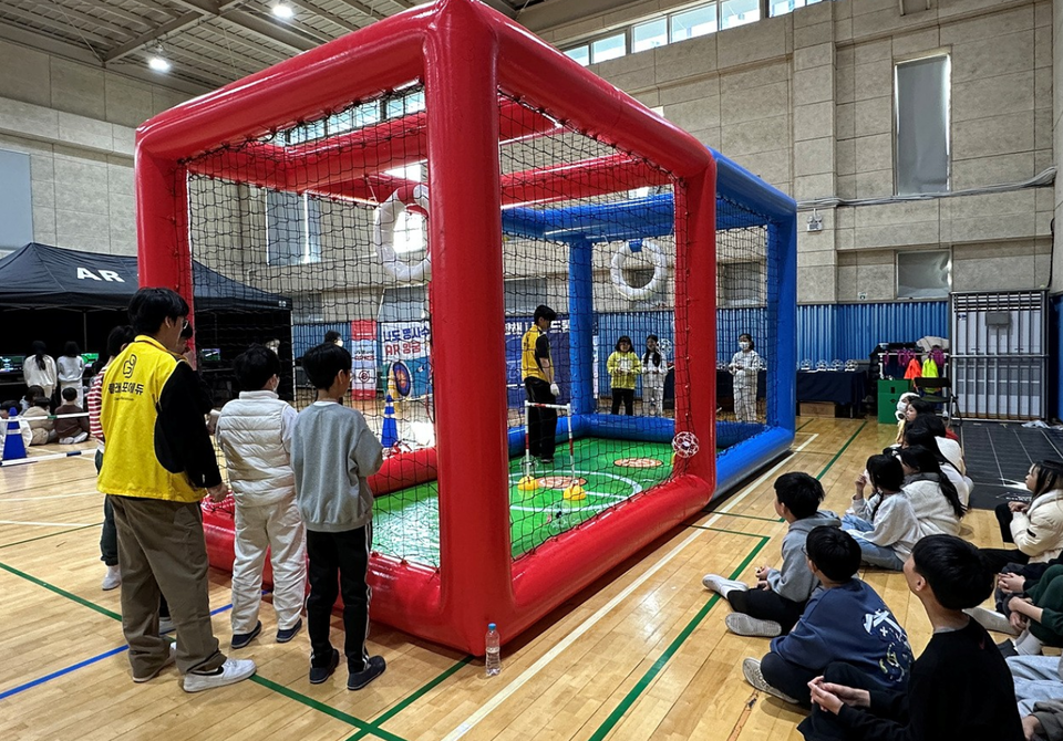▲ 가현초등학교 학생들이 ‘2025 디지털 가현! 미래교육 체험 페스티벌’ 을 진행하고 있다./사진제공=가현초등학교