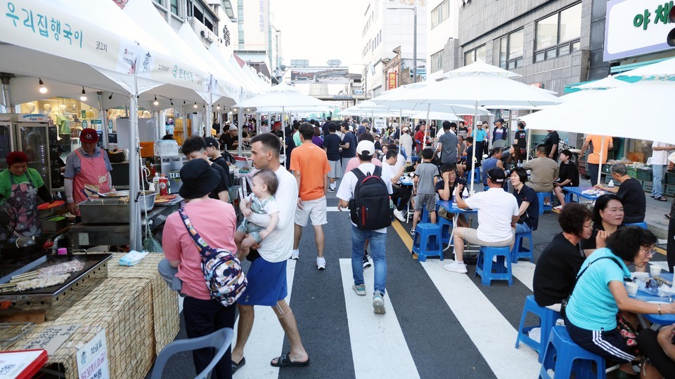 ▲ 안성시는 예산 집행을 시민이 체감할 수 있는 정책으로 연결하는데 총력을 다했다. 사진은 올해 여름 추진한 신야간경제 활성화 사업./사진제공=안성시