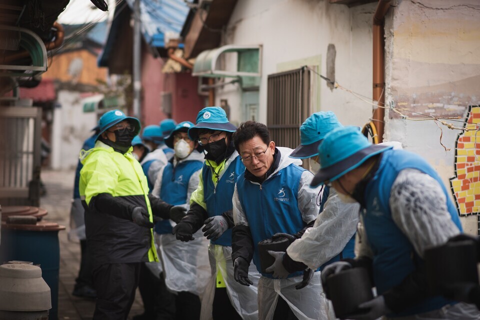▲ 지난 25일 김재보 인천시설공단 이사장을 비롯한 직원들이 지역 내 에너지 취약 가구를 위해 연탄 3000장을 기부 및 전달했다. /사진제공=인천시설공단