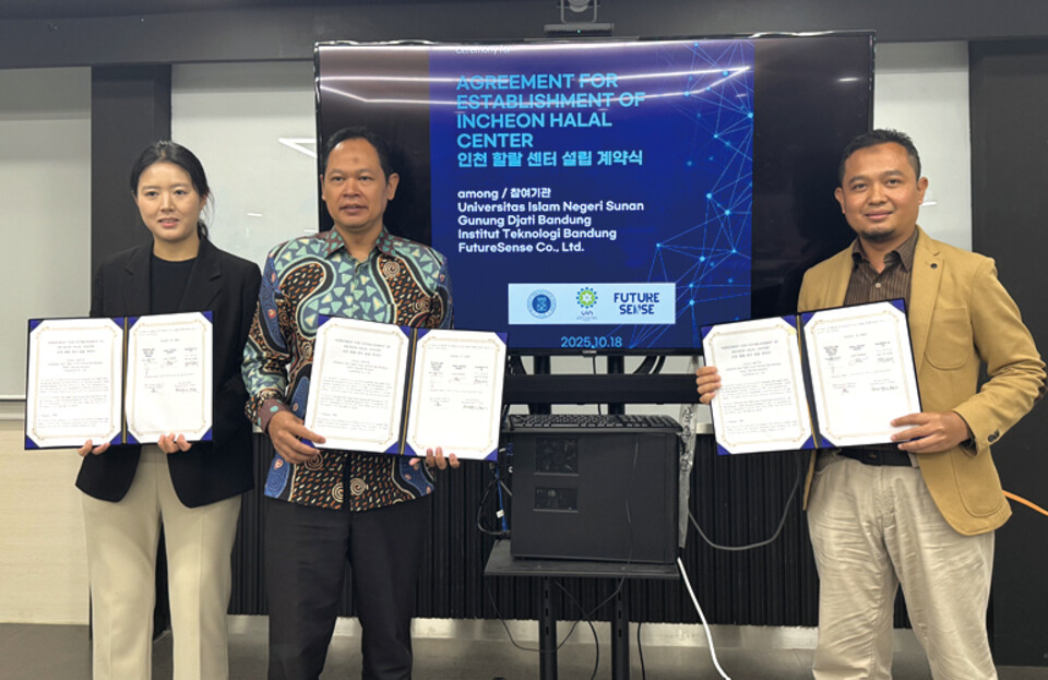 ▲지난 10월 인천의 푸드테크 기업 퓨처센스㈜와 인도네시아 할랄청 관계자들이 ‘인천 할랄 센터 설립을 위한 협약식’ 후 기념촬영을 하고 있다./사진제공=퓨처센스㈜