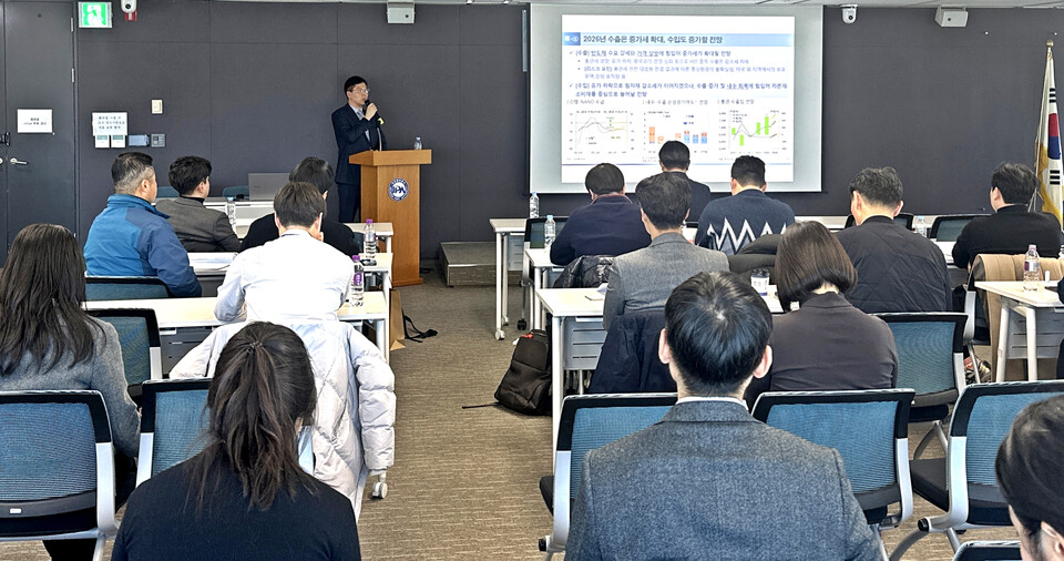 ¡ã 21ÀÏ ÀÎõÇ׸¸°ø»ç 31Ãþ ´ë°´ç¿¡¼ ÁøÇàµÈ ¡®2026³â ¼öÃâÀÔ ¹× ¹°µ¿·® Àü¸Á ¼¼¹Ì³ª¡¯¿¡¼ Âü¼®ÀÚµéÀÌ ¹éÀç¹Î Çѱ¹ÀºÇà ±¹Á¦¹«¿ªÆÀÀå ¹ßÇ¥¸¦ µè°í ÀÖ´Ù./Á¦°ø=ÀÎõÇ׸¸°ø»ç