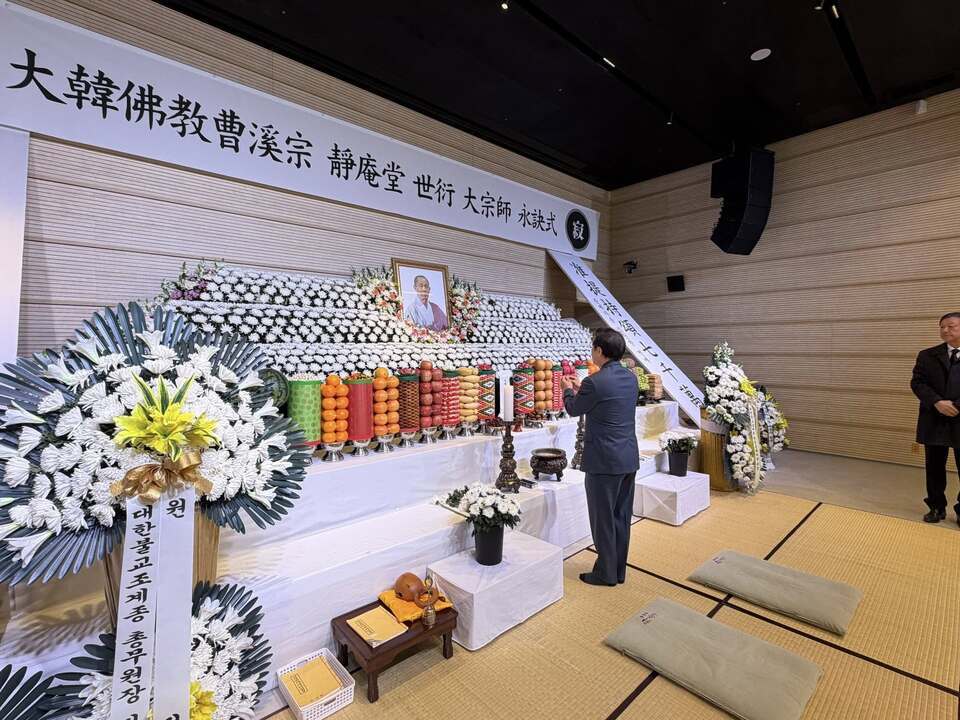 ▲ 유정복 인천시장이 지난 20일 강화군 전등사 역사문화교육관에서 봉행된 영결식을 찾아 최근 원적한 세연 대종사를 추모하고 있다. /출처=유정복 시장 페이스북