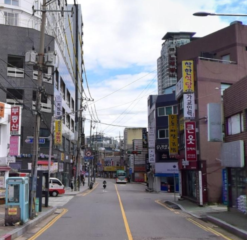 ▲ 도시재생 사업 구간인 대야동 호현로 전선 지중화 전 전경. /사진제공=시흥시 