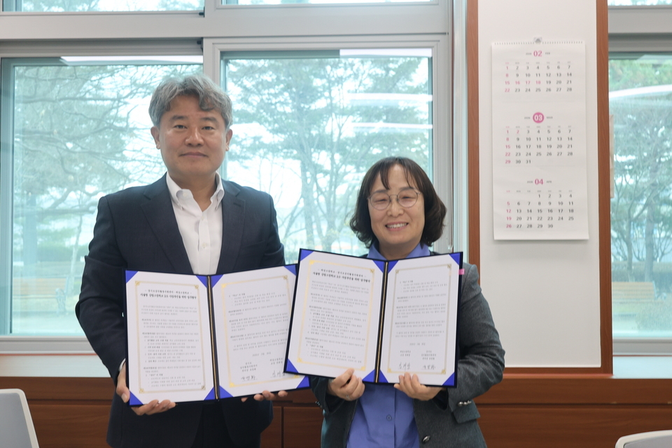 ▲ 유명화(사진 오른쪽) 경기도공익활동지원센터장이 지난 30일 ‘2026 공익해봄 프로젝트’ 업무협약을 체결한 뒤 전태창 용인 백암고 교장과 기념 촬영을 하고 있다. /사진제공= 경기도공익활동지원센터 제공