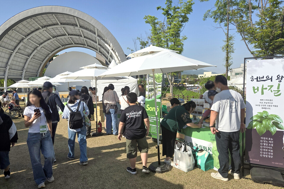 ▲ 지난 26일 이천도자기축제 '경기 우수 소상공인 판매전' 전경 모습. /이원근 기자 lwg11@incheonilbo.com