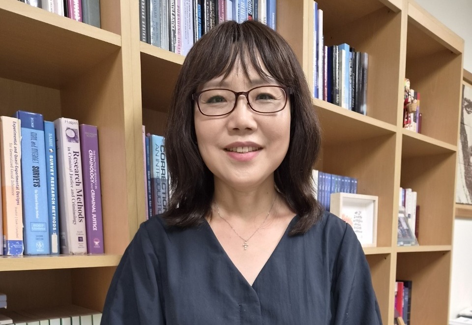 안녕봉사단을 이끌고 있는 박선영 교수는 “대학은 이제 단순히 지식만을 전하는 것 이상의 가치를 전수해야 하는 곳이 되어야 한다”라고 전제하면서 “대학이 주체가 되어 학생들에게 이런 숭고한 가치들을 경험할 수 있는 장을 마련해야 한다는 의미에서 안녕봉사단의 활동은 사회적 가치 제고, 상생을 실현하는 구체적인 방법이라고 할 수 있다”라고 강조했다. /전남식 기자 nschon@incheonilbo.com