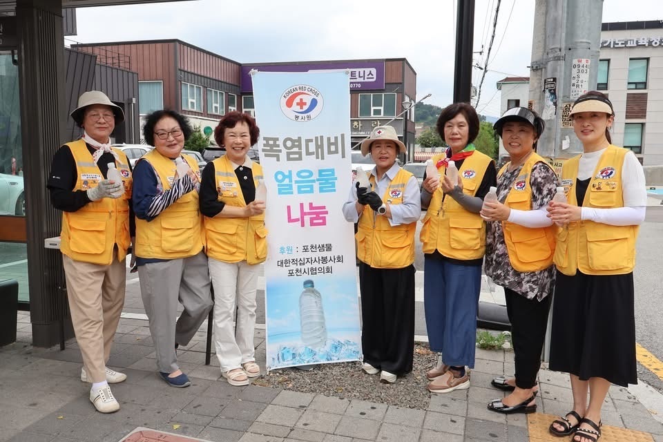 폭염 극복을 위한 현장 지원 활동을 전개 대한적십자사 봉사회 회원들. /사진제공=대한적십자사 경기도지사