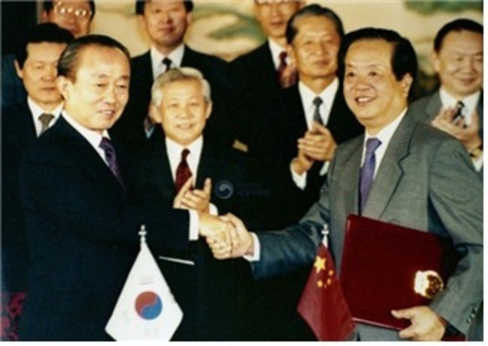1992년 한중 국교수립식 모습. 탈냉전이라는 국제질서의 대전환기에 한국정부는 실용적 북방외교를 통해 소련·동구사회주의 국가, 그리고 중국과 국교를 맺고, 안보·경제 등 제 방면에 걸친 국익 증진에 크게 기여했다. 탈-탈냉전기의 또 한번의 질서 재편기에 능동적으로 조응한 우리의 명민한 국익 전략이 필요한 시점이다./사진제공=국가기록원