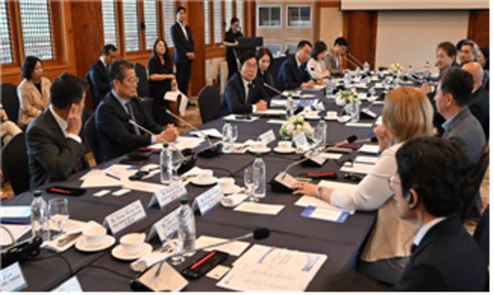 박찬대 인천광역시장이 7월 23일 열린 ‘2026 인천 국제기구 대표자회의’에서 인천 소재 국제기구 대표들과 협력 방안을 논의하고 있다. 인천 송도에는 유엔 산하기구를 포함한 여러 국제기구가 집적해 있다. /사진제공=인천광역시