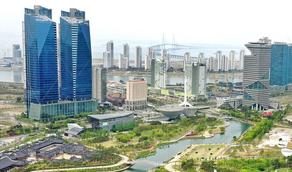 인천은 공항·항만과 송도의 산업·연구 기반을 연계해 중국기업의 해외 진출을 투자유치에 그치지 않고 지역기업의 생산 참여, 공동연구와 고용으로 이어가야 한다. 사진은 송도국제도시 전경./인천일보 DB