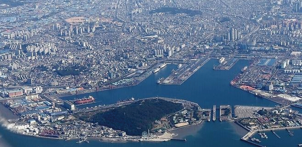 수도권 물류 중심지 인천내항 모습. 항만 뒤편에는 거대한 도심이 형성돼 있다. /인천일보 DB