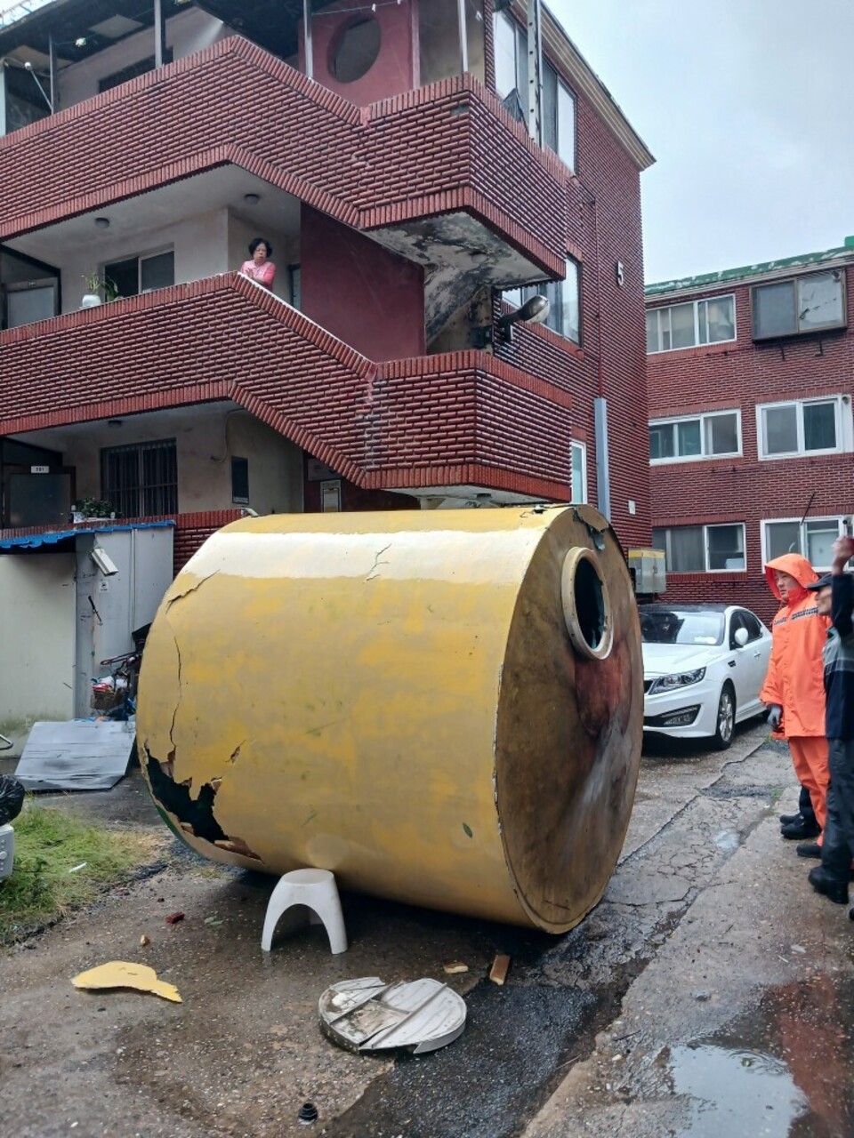 간판 떨어지고 물탱크 넘어지고…인천, 강풍과 호우 피해 잇따라
