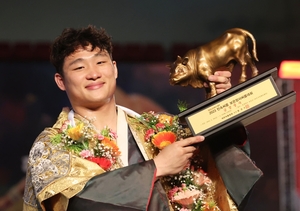 수원시청 <b>김기수</b>, <b>금강장사</b> 등극! 보은<b>장사</b>씨름대회 <b>2연패</b>