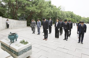 안양시의회 현충탑 참배로 후반기 의정활동 시작 인천일보 안양시의회 현충탑 참배로 후반기 의정활동 시작 인천일보