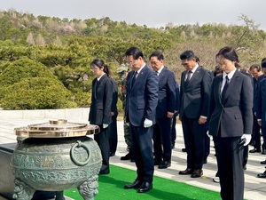 [현장] 현충원 찾은 <b>유정복</b> 시장 "이재명, 국민 분열시키는 저열한 정치...