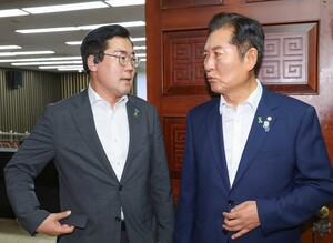 본격적인 여당 <b>당권 경쟁</b> 막 올라…<b>정청래</b>·<b>박찬대</b> 후보 등록