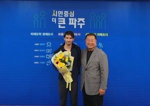파주시민축구단 초대 <b>감독</b>에 스페인 출신 <b>제라드 누스</b>