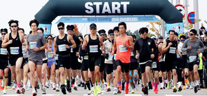 [제13회 정서진 아라뱃길 전국마라톤대회] 쌀쌀한 날씨도 못 말린 달림이들 열정