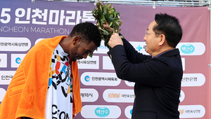 우승자에 월계관…인천, '2025 인천마라톤'으로 도심 달구다