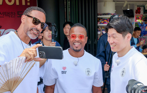 수원 연무대에서 국궁 체험하는 맨유 레전드 선수들