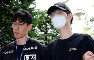 '부평 <b>모친 살해</b>' <b>10대</b> 영장심사 출석…취재진 질문엔 '묵묵부답'
